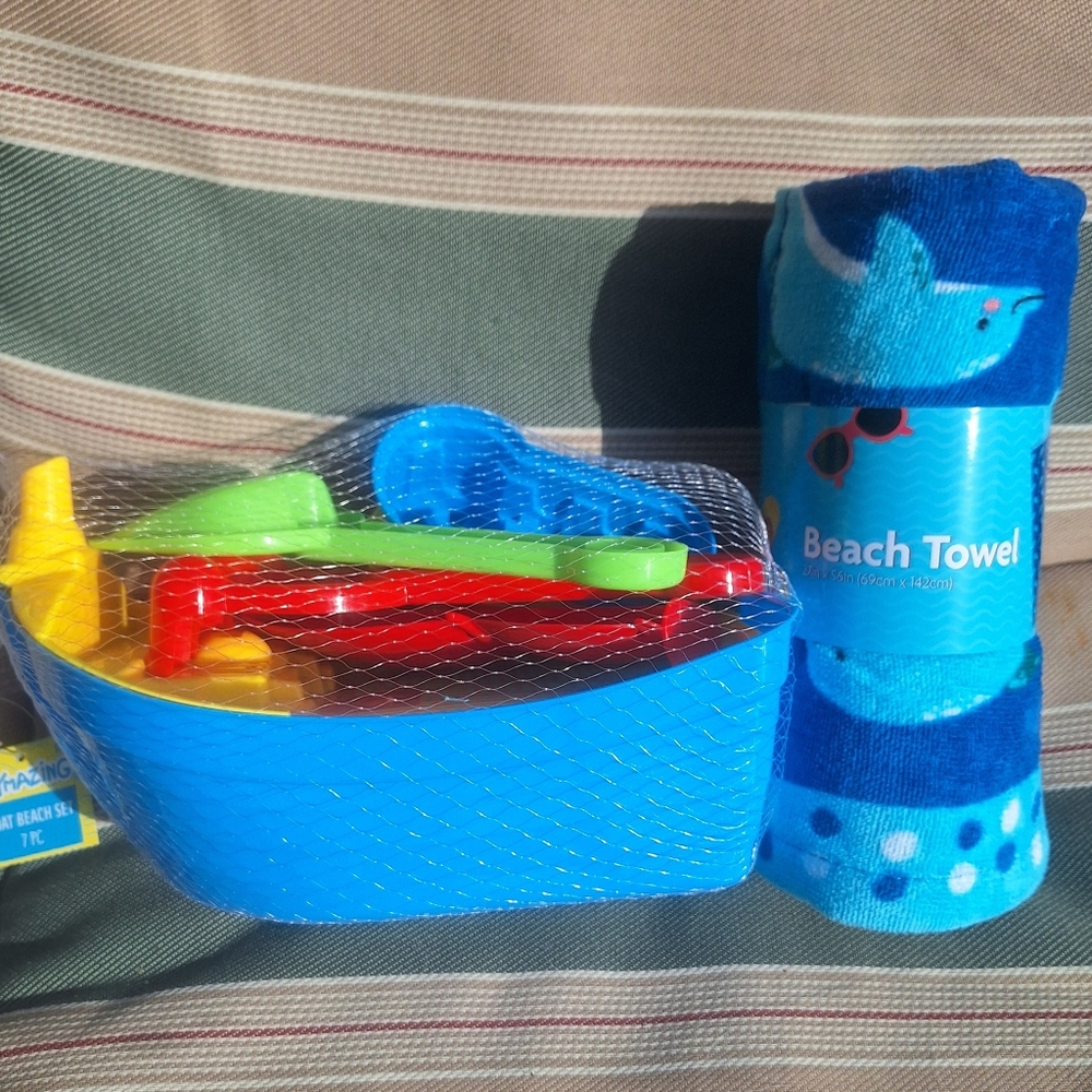 NWT Dolphin Beach Towel And Beach Toys - Picture 1 of 4
